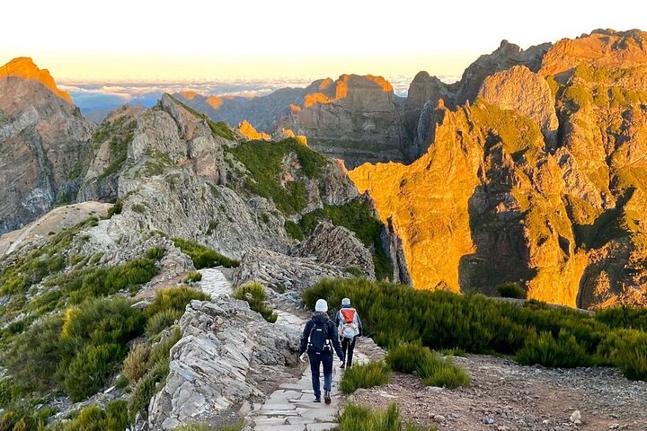 Pico do Arieiro to Pico Ruivo hiking trail — panoramic mountain view